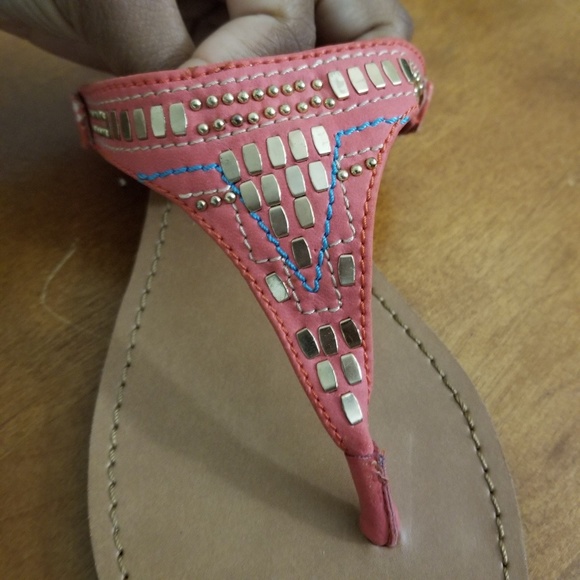 NWOT Tribal Salmon Gold Thong Sandals - Picture 2 of 8